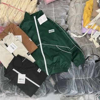 Áo Khoác Dù 2 Lớp Logo Thêu 4LUCKY CHẠY VIỀN NHỎ TOÀN THÂN Áo Khoác Dù 2 Lớp Logo Thêu 4LUCKY CHẠY VIỀN NHỎ TOÀN THÂN