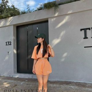 Đồ bộ đùi mặc nhà kiểu croptop in chữ C siêu xinh. Đồ bộ đùi mặc nhà kiểu croptop in chữ C siêu xinh.