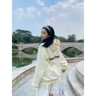 Áo khoác chống nắng in C.Lclub form rộng unisex . Áo khoác chống nắng in C.Lclub form rộng unisex .