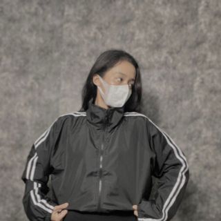 Áo khoác dù 2 lớp tay 2 sọc thể thao dáng lửng có dây rút phong cách Áo khoác dù 2 lớp tay 2 sọc thể thao dáng lửng có dây rút phong cách