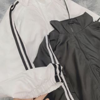 Áo khoác dù 2 lớp tay 2 sọc thể thao dáng lửng có dây rút phong cách Áo khoác dù 2 lớp tay 2 sọc thể thao dáng lửng có dây rút phong cách