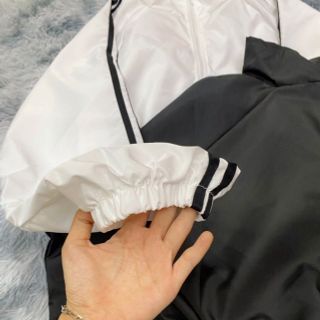 Áo khoác dù 2 lớp tay 2 sọc thể thao dáng lửng có dây rút phong cách Áo khoác dù 2 lớp tay 2 sọc thể thao dáng lửng có dây rút phong cách