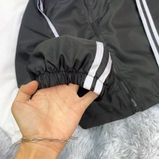 Áo khoác dù 2 lớp tay 2 sọc thể thao dáng lửng có dây rút phong cách Áo khoác dù 2 lớp tay 2 sọc thể thao dáng lửng có dây rút phong cách