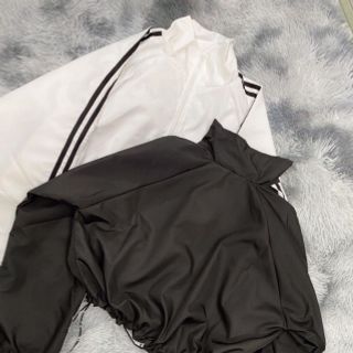 Áo khoác dù 2 lớp tay 2 sọc thể thao dáng lửng có dây rút phong cách Áo khoác dù 2 lớp tay 2 sọc thể thao dáng lửng có dây rút phong cách