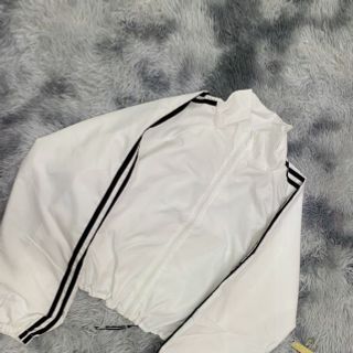 Áo khoác dù 2 lớp tay 2 sọc thể thao dáng lửng có dây rút phong cách Áo khoác dù 2 lớp tay 2 sọc thể thao dáng lửng có dây rút phong cách