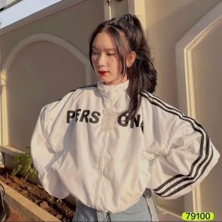 Áo khoác dù lửng nữ croptop phối sọc in chữ PERSONAL unisex.