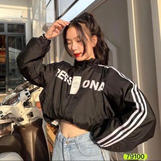 Áo khoác dù lửng nữ croptop phối sọc in chữ PERSONAL unisex.