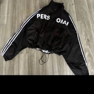 Áo khoác dù lửng nữ croptop phối sọc in chữ PERSONAL unisex.