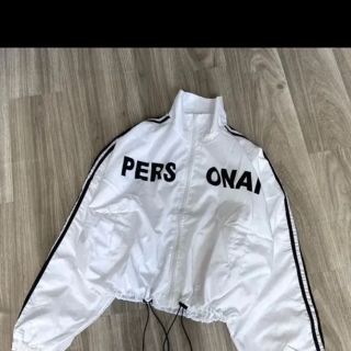 Áo khoác dù lửng nữ croptop phối sọc in chữ PERSONAL unisex.