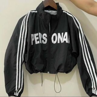 Áo khoác dù lửng nữ croptop phối sọc in chữ PERSONAL unisex.