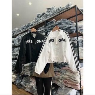 Áo khoác dù lửng nữ croptop phối sọc in chữ PERSONAL unisex.