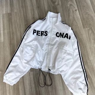 Áo khoác dù lửng nữ croptop phối sọc in chữ PERSONAL unisex.