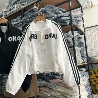 Áo khoác dù lửng nữ croptop phối sọc in chữ PERSONAL unisex.