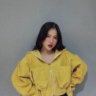 Áo khoác nhung tăm kiểu cánh dơi, nón rộng dây kéo khoen tròn. Áo khoác nhung tăm kiểu cánh dơi, nón rộng dây kéo khoen tròn.