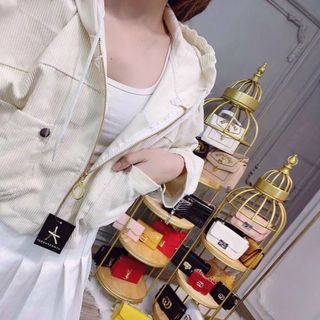 Áo khoác nhung tăm kiểu cánh dơi, nón rộng dây kéo khoen tròn. Áo khoác nhung tăm kiểu cánh dơi, nón rộng dây kéo khoen tròn.