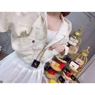 Áo khoác nhung tăm kiểu cánh dơi, nón rộng dây kéo khoen tròn. Áo khoác nhung tăm kiểu cánh dơi, nón rộng dây kéo khoen tròn.