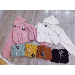 Áo khoác nhung tăm kiểu cánh dơi, nón rộng dây kéo khoen tròn. Áo khoác nhung tăm kiểu cánh dơi, nón rộng dây kéo khoen tròn.