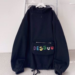 Áo hoodie in Dessuu có túi bao tử phối dây rút form rộng unisex nam nữ. Áo hoodie in Dessuu có túi bao tử phối dây rút form rộng unisex nam nữ.