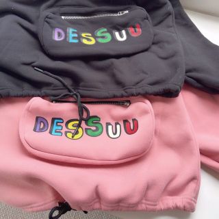 Áo hoodie in Dessuu có túi bao tử phối dây rút form rộng unisex nam nữ. Áo hoodie in Dessuu có túi bao tử phối dây rút form rộng unisex nam nữ.