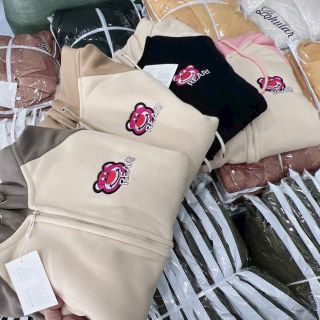 Áo khoác nỉ dệt tay ralang khoá kéo thêu gấu REAR form rộng dưới 75kg Áo khoác nỉ dệt tay ralang khoá kéo thêu gấu REAR form rộng dưới 75kg