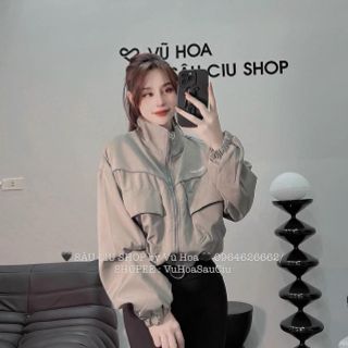 Áo khoác dù dáng lửng chạy mí viền,logo thêu, dây kéo phao.2 túi hộp trước ngực Áo khoác dù dáng lửng chạy mí viền,logo thêu, dây kéo phao.2 túi hộp trước ngực