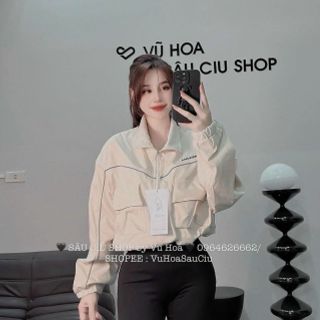 Áo khoác dù dáng lửng chạy mí viền,logo thêu, dây kéo phao.2 túi hộp trước ngực Áo khoác dù dáng lửng chạy mí viền,logo thêu, dây kéo phao.2 túi hộp trước ngực