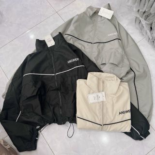 Áo khoác dù dáng lửng chạy mí viền,logo thêu, dây kéo phao.2 túi hộp trước ngực Áo khoác dù dáng lửng chạy mí viền,logo thêu, dây kéo phao.2 túi hộp trước ngực