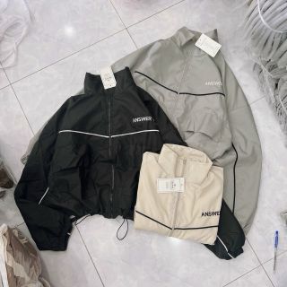 Áo khoác dù dáng lửng chạy mí viền,logo thêu, dây kéo phao.2 túi hộp trước ngực Áo khoác dù dáng lửng chạy mí viền,logo thêu, dây kéo phao.2 túi hộp trước ngực