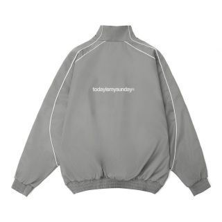 Áo khoác dù form rộng 2 lớp lót dù chạy mí viền xanh quanh thân và tay,dây kéo phao,logo in Todayismysunday Áo khoác dù form rộng 2 lớp lót dù chạy mí viền xanh quanh thân và tay,dây kéo phao,logo in Todayismysunday