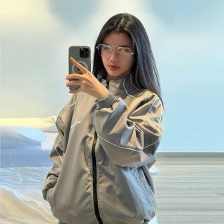 Áo khoác dù form rộng 2 lớp lót dù chạy mí viền xanh quanh thân và tay,dây kéo phao,logo in Todayismysunday Áo khoác dù form rộng 2 lớp lót dù chạy mí viền xanh quanh thân và tay,dây kéo phao,logo in Todayismysunday