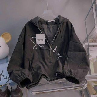 Áo khoác da lộn có nón mới về.có nút chặn nón,2 lớp lót dù,logo in SUNDAY form to bự 70kg