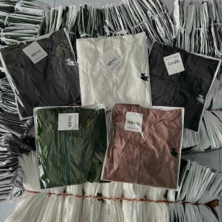 Áo khoác dù trượt nước chất đẹp 1 lớp logo thêu đang lửng tay cánh dơi ,dây rút 2 bên Áo khoác dù trượt nước chất đẹp 1 lớp logo thêu đang lửng tay cánh dơi ,dây rút 2 bên