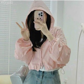 Áo khoác dù trượt nước chất đẹp 1 lớp logo thêu đang lửng tay cánh dơi ,dây rút 2 bên Áo khoác dù trượt nước chất đẹp 1 lớp logo thêu đang lửng tay cánh dơi ,dây rút 2 bên