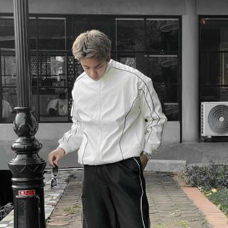 Quần dù viền trắng lưng thun, dây rút lai, gấp nhún ở sườn quần Quần dù viền trắng lưng thun, dây rút lai, gấp nhún ở sườn quần