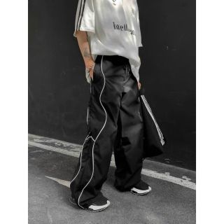 Quần dù viền trắng lưng thun, dây rút lai, gấp nhún ở sườn quần Quần dù viền trắng lưng thun, dây rút lai, gấp nhún ở sườn quần