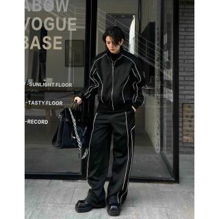 Quần dù viền trắng lưng thun, dây rút lai, gấp nhún ở sườn quần Quần dù viền trắng lưng thun, dây rút lai, gấp nhún ở sườn quần