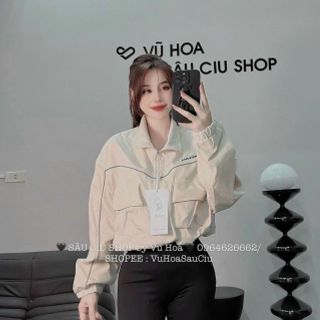 Áo khoác dù dáng lửng chạy mí viền,logo thêu ANSWER ME, dây kéo phao.2 túi hộp trước ngực