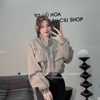 Áo khoác dù dáng lửng chạy mí viền,logo thêu ANSWER ME, dây kéo phao.2 túi hộp trước ngực