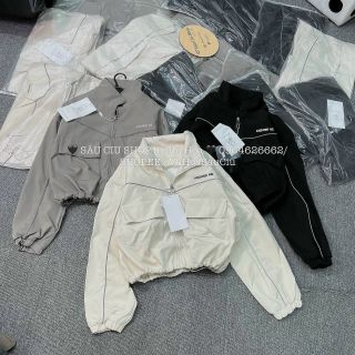 Áo khoác dù dáng lửng chạy mí viền,logo thêu ANSWER ME, dây kéo phao.2 túi hộp trước ngực