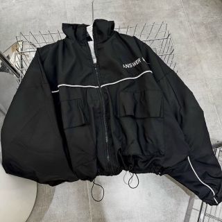 Áo khoác dù dáng lửng chạy mí viền,logo thêu ANSWER ME, dây kéo phao.2 túi hộp trước ngực