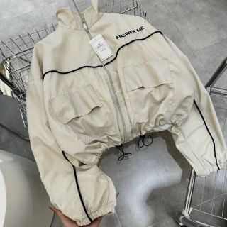 Áo khoác dù dáng lửng chạy mí viền,logo thêu ANSWER ME, dây kéo phao.2 túi hộp trước ngực