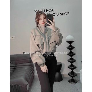 Áo khoác dù dáng lửng chạy mí viền,logo thêu ANSWER ME, dây kéo phao.2 túi hộp trước ngực