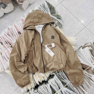 Áo khoác dù trượt nước 2 lớp lót dù logo thêu lá freesize dưới 65kg Áo khoác dù trượt nước 2 lớp lót dù logo thêu lá freesize dưới 65kg