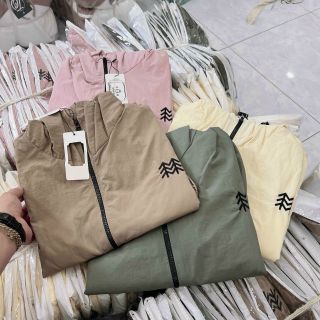 Áo khoác dù trượt nước 2 lớp lót dù logo thêu lá freesize dưới 65kg Áo khoác dù trượt nước 2 lớp lót dù logo thêu lá freesize dưới 65kg