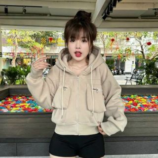 Áo khoác nón thêu R dáng lửng, nón rộng, túi ngực có khóa kéo freesize dưới 65kg