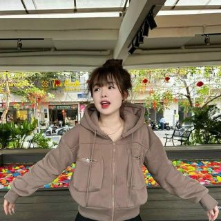 Áo khoác nón thêu R dáng lửng, nón rộng, túi ngực có khóa kéo freesize dưới 65kg