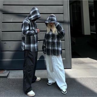 Áo khoác sơ mi có nón unisex chất kate dày mịn mát , form rộng dưới 80kg, nón có tác cao su hàng đẹp Áo khoác sơ mi có nón unisex chất kate dày mịn mát , form rộng dưới 80kg, nón có tác cao su hàng đẹp