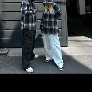 Áo khoác sơ mi có nón unisex chất kate dày mịn mát , form rộng dưới 80kg, nón có tác cao su hàng đẹp Áo khoác sơ mi có nón unisex chất kate dày mịn mát , form rộng dưới 80kg, nón có tác cao su hàng đẹp