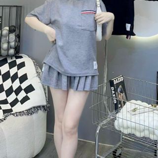 Set áo tay lỡ phối túi sọc + chân váy xếp ly chất thun conton, thấm hút mồ hôi tốt. Freesize dưới 63kg