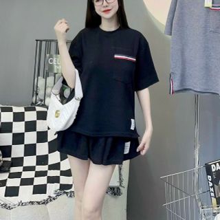 Set áo tay lỡ phối túi sọc + chân váy xếp ly chất thun conton, thấm hút mồ hôi tốt. Freesize dưới 63kg